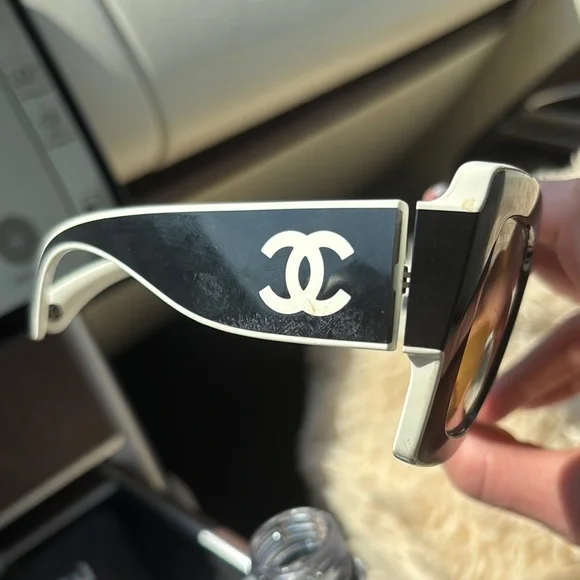 Chic Black Sunglasses with White Trim